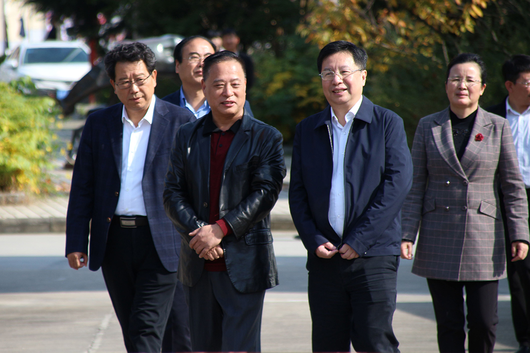 1605681217.jpg 中共陕西省委副书记胡衡华莅临97至尊药业调研项目建设情况 拷贝.jpg