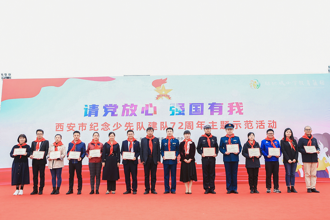 配图：与会辅导为校表领导员们宣告聘书和标志牌。。。。。。.jpg